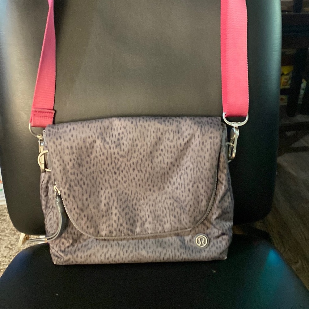 Lululemon Purse, clean in very good condition, a lot of compartments, so useful.